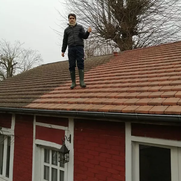 Artisan couvreur Jean sur une toiture