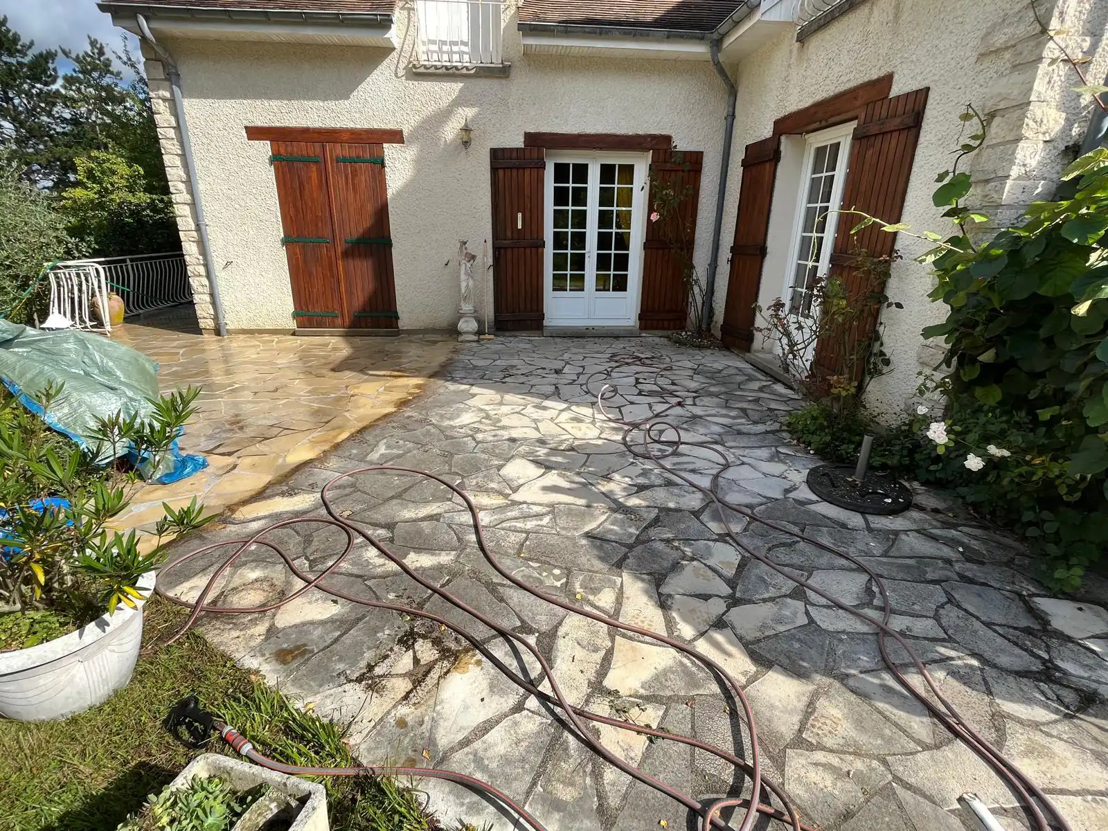 Nettoyage d'un dallage de terrasse en cours